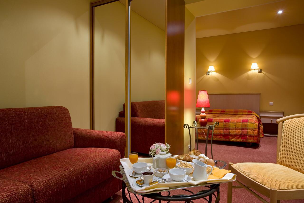Hotel Restaurant Le Parc Moulins  Eksteriør bilde