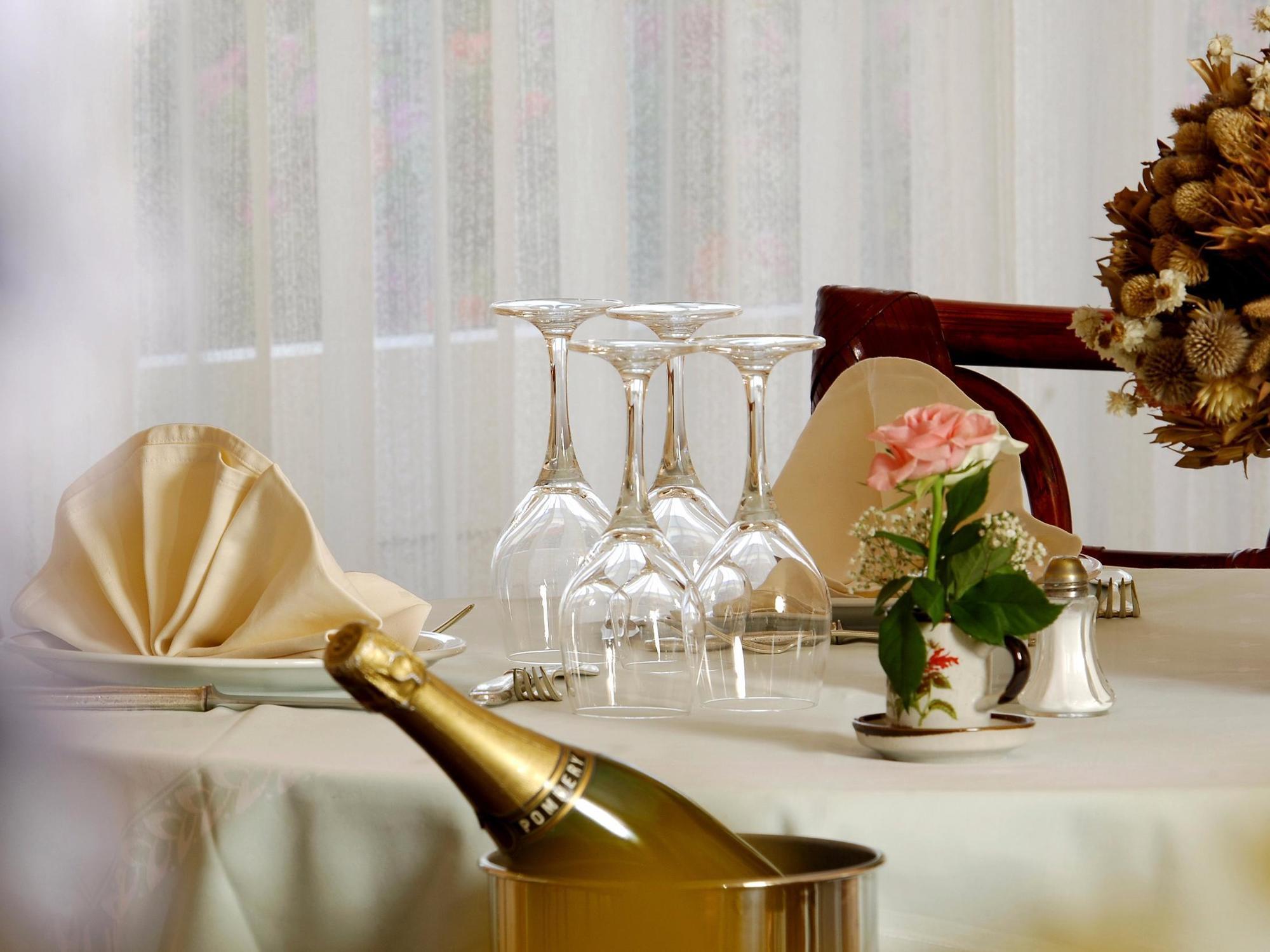 Hotel Restaurant Le Parc Moulins  Eksteriør bilde
