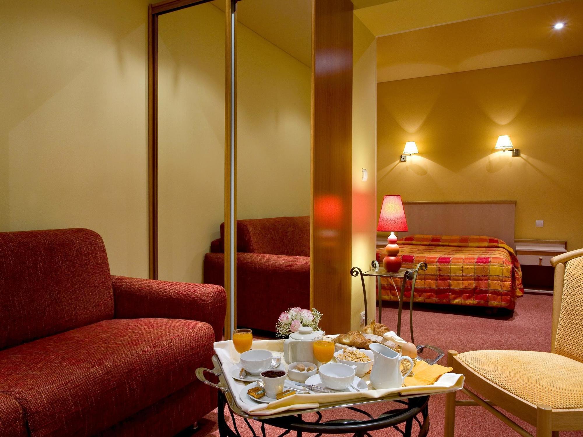 Hotel Restaurant Le Parc Moulins  Eksteriør bilde