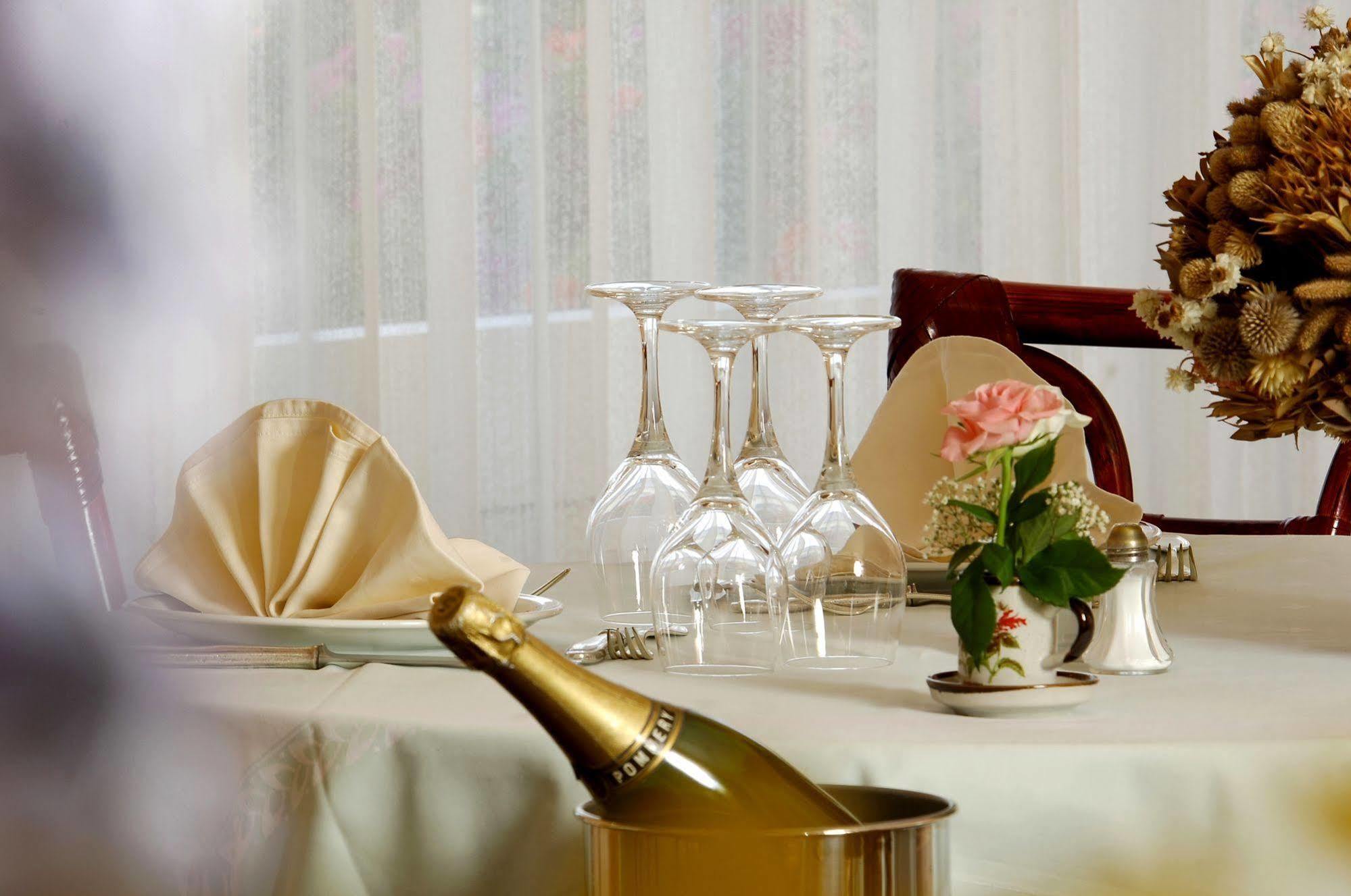 Hotel Restaurant Le Parc Moulins  Eksteriør bilde
